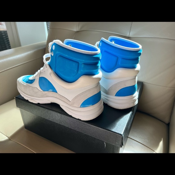 Chanel White/Fluo Blue CC sneakers - Picture 4 of 10